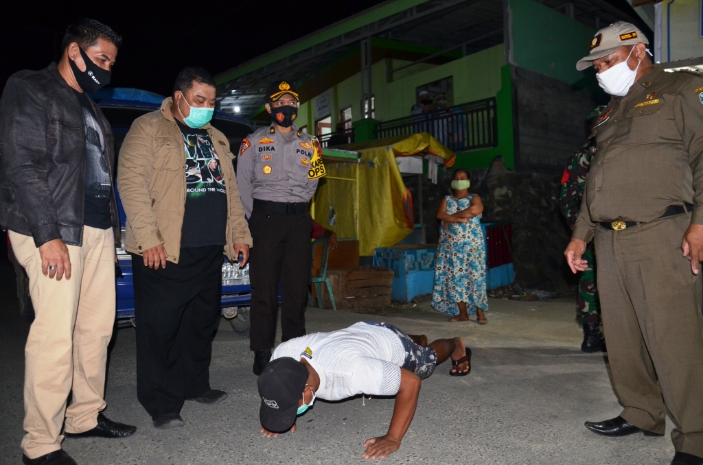 Warga Tidak Pakai Masker, di Beri Sanksi Push Up